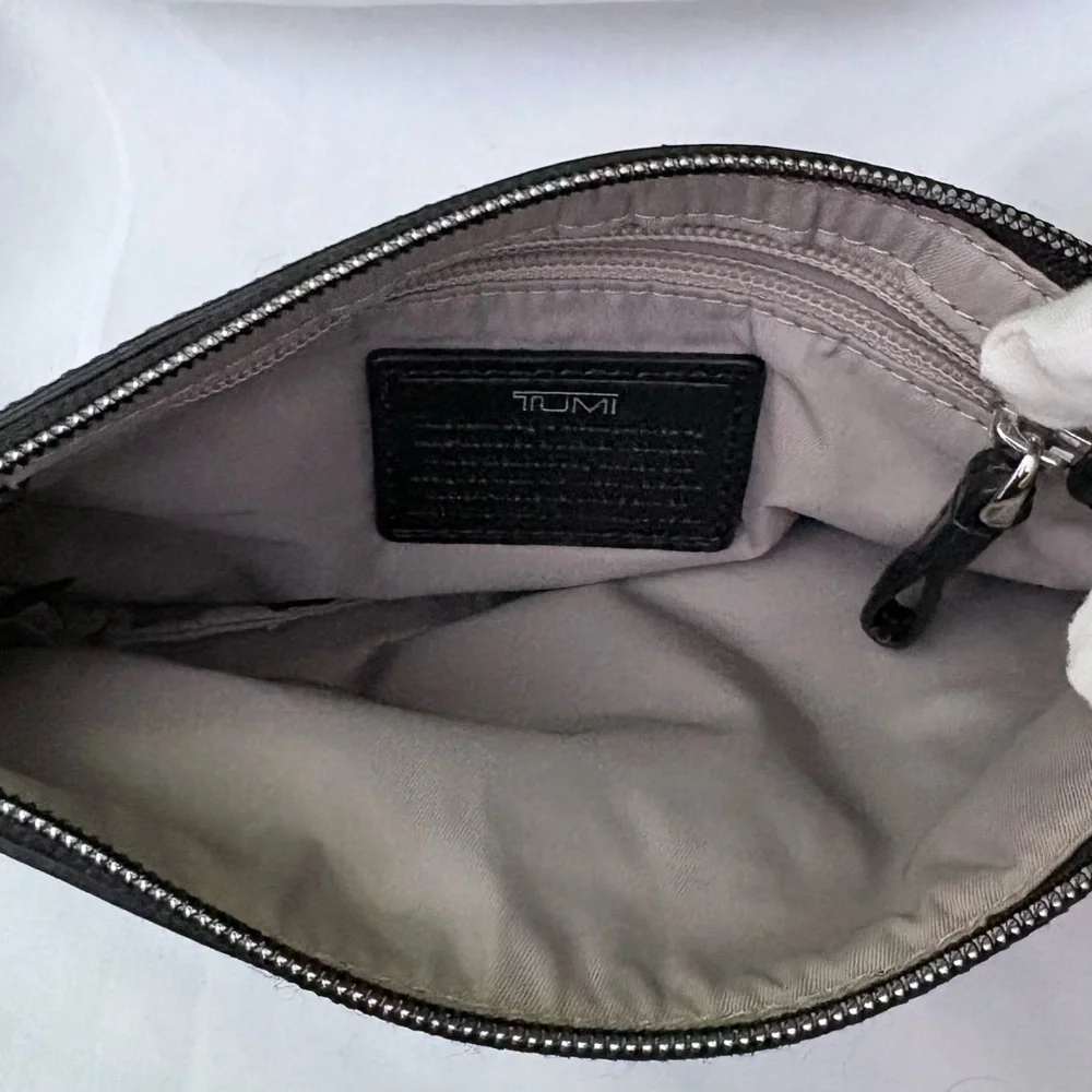 ✈️TUMI Voyageur Vienna Triple Compartment Wristlet✈️
